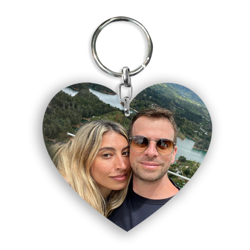 מחזיק מפתחות לב עם תמונה אישית מודפסת - מתנה רומנטית בעיצוב אישי - שוגיס.
